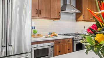 Geladeira, micro-ondas, fogão, cooktop