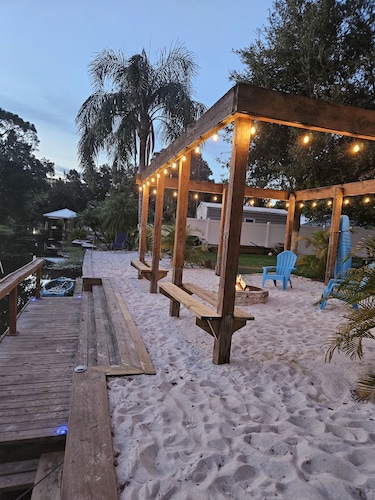 Enjoy Pool, Billiards, Sauna, Access to the Lake