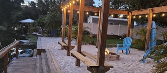 Enjoy Pool, Billiards, Sauna, Access to the Lake