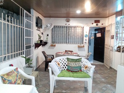 LILIA HOUSE 10 MINUTES AIRPORT