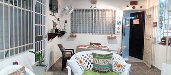 LILIA HOUSE 10 MINUTES AIRPORT