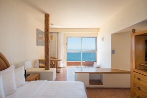 1 habitación, escritorio, tabla de planchar con plancha y ropa de cama