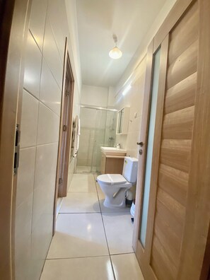 Shower, hair dryer, towels, soap - Chic 1-bedroom apartment with AC, WiFi in fabulous București (București)