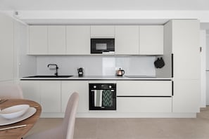 Fridge, microwave, oven, dishwasher - Agusta - Appt climatisé vue mer (La Turbie)