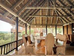 Outdoor dining - Tranquil forest retreat -Panoramicmountain views (Wilderness)