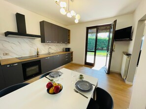 Private kitchen - Holiday Flat in Villa with pool (Piemonte)