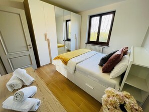 1 bedroom, WiFi, bed sheets - Holiday Flat in Villa with pool (Piemonte)