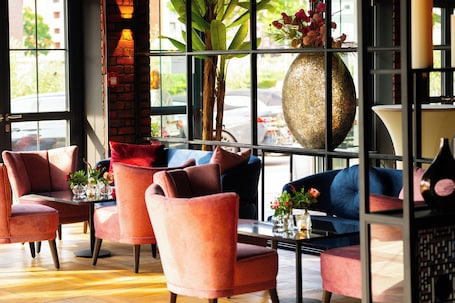 Lobby-Lounge. Twins Hotel
