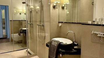 Haartrockner, Handtücher, Seife, Shampoo