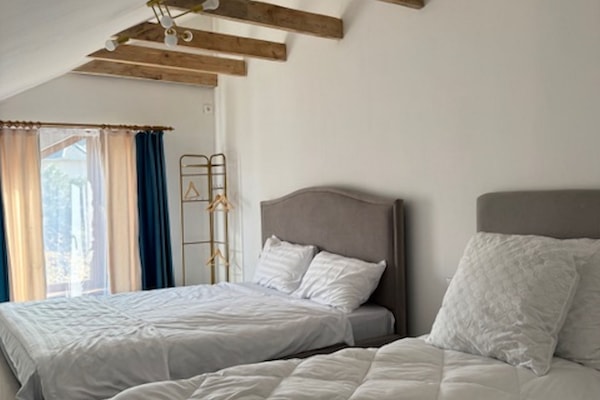 Escritorio, espacio para trabajar con laptop y wifi gratis