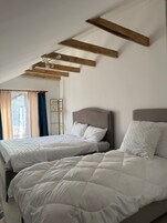 Deluxe Triple Room | Desk, laptop workspace, free WiFi