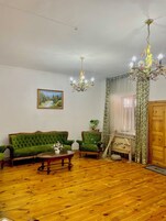 Desayuno con opciones de la cocina local incluido todos los días 