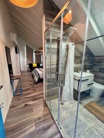 高级双人房, 阳台 | 浴室 | 淋浴设施、吹风机、毛巾、肥皂