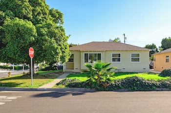 Cozy & Stylish Home Spacious, Fully Equipped Stay