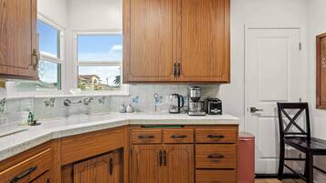 House, Multiple Beds, Patio, Garden View (10654 El Monte) | Private kitchen | Fridge, microwave, oven, stovetop