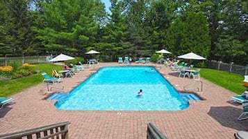 Alberca al aire libre y alberca climatizada