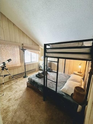 6 bedrooms, desk, free WiFi, bed sheets - 6BR 3BA - MT SNOW, SKIBACK TRAIL, FREE SHUTTLE, POOL, BBQ - Green Mountain House (Dover)