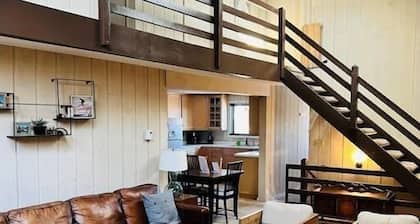 6BR 3BA - MT SNOW, SKIBACK TRAIL, FREE SHUTTLE, POOL, BBQ - Green Mountain House