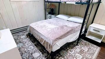 6 bedrooms, desk, free WiFi, bed sheets