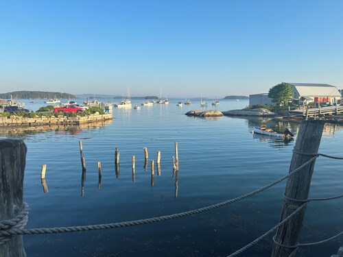 The Boathouse: cozy cottage at harbor's edge - walk to downtown Stonington