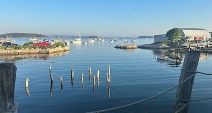 The Boathouse: cozy cottage at harbor's edge - walk to downtown Stonington
