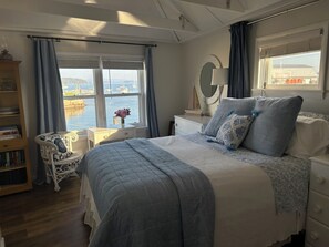 1 bedroom, iron/ironing board, WiFi, bed sheets - The Boathouse: cozy cottage at harbor's edge - walk to downtown Stonington (Stonington)