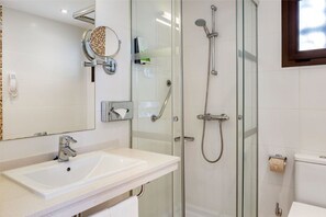Hair dryer, towels, soap, shampoo - Family 2-Bed Apartment | Beach Resort | Sleeps 6 (Costa Adeje)