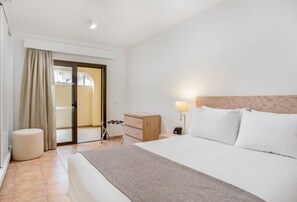 2 bedrooms, iron/ironing board, travel cot, free WiFi