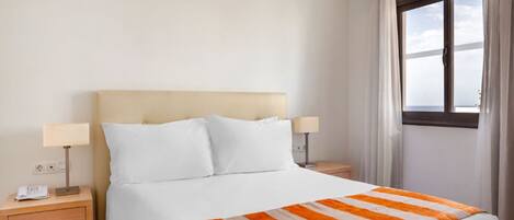 1 dormitori, caixa forta a l'habitació i planxa i posts de planxar