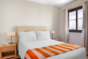 1 chambre, coffre-fort, fer et planche à repasser