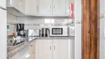 Een koelkast, een magnetron, een oven, een kookplaat