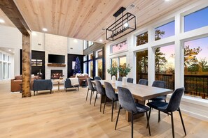 Dining - Midnight Skies Luxury 5BR - Hot Tub & Mountain Views (Broken Bow)