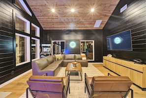 Interior - Midnight Skies Luxury 5BR - Hot Tub & Mountain Views (Broken Bow)