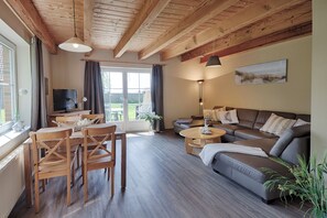 Comfort Apartment, Garden View | Living area | TV - Ferienhof Seelust (Fehmarn)