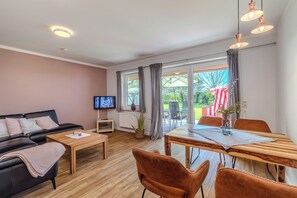 Apartemen Keluarga, pemandangan kebun | Area keluarga | TV