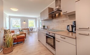 Apartemen Basic, pemandangan halaman | Dapur pribadi | Lemari es besar, microwave, oven, dan kompor