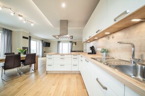 Casa luxo, vista para o jardim | Cozinha privada | Geladeira grande, micro-ondas, fogão, cooktop