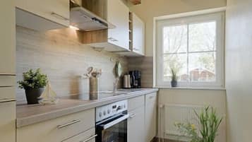 Appartement Confort, vue jardin | Cuisine privée | Grand réfrigérateur, micro-ondes, four, plaque de cuisson