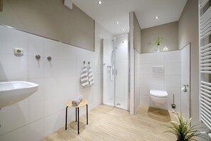 Departamento clásico, vista al jardín | Baño | Secadora de cabello y toallas 
