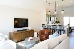 Smart TV - Perfect Home, Center of Aggieland - 3BR 3 BA 5Beds (College Station)