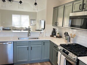 Private kitchen - Perfect Home, Center of Aggieland - 3BR 3 BA 5Beds (College Station)