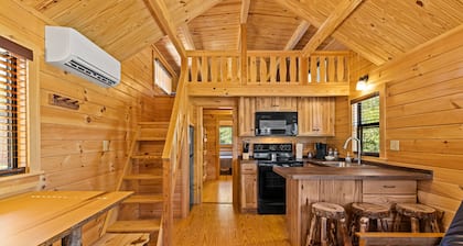 Barnwell Mountain Cabins #2: Cabin/Tiny Home w/ loft in Gilmer across from BMRA