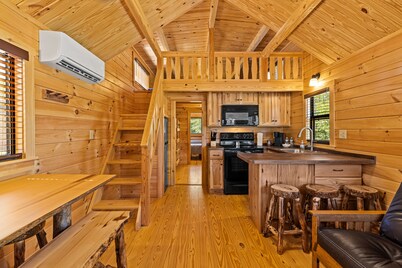 Barnwell Mountain Cabins #2: Cabin/Tiny Home w/ loft in Gilmer across from BMRA