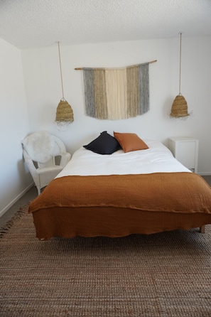 2 bedrooms, iron/ironing board, free WiFi, bed sheets