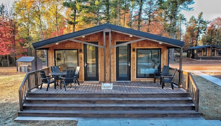 Outdoor dining. Tranquil Cabin Perfect for Adventurous Outdoor Escapes Near Local Attractions