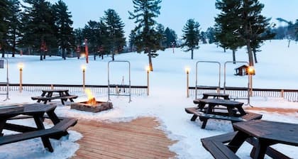 Rustic Lodge w/ Heated Pool & Ski-in/Ski-out Access & Golfing- Perfect Retreat!