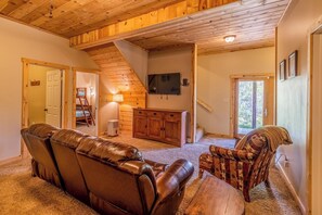 5 bedrooms, iron/ironing board, WiFi, bed sheets