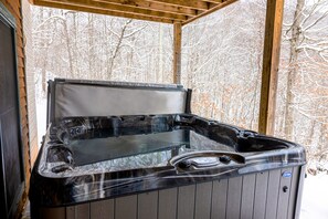 Outdoor spa tub - Hideout near Snowshoe, WV (Slaty Fork)