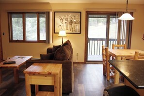 TV, ping pong - Spacious Room with On-site Dining and Indoor Pool - Ideal for Families (Iron Mountain)