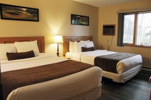 2 bedrooms, iron/ironing board, free WiFi, bed sheets - Spacious Room with On-site Dining and Indoor Pool - Ideal for Families (Iron Mountain)